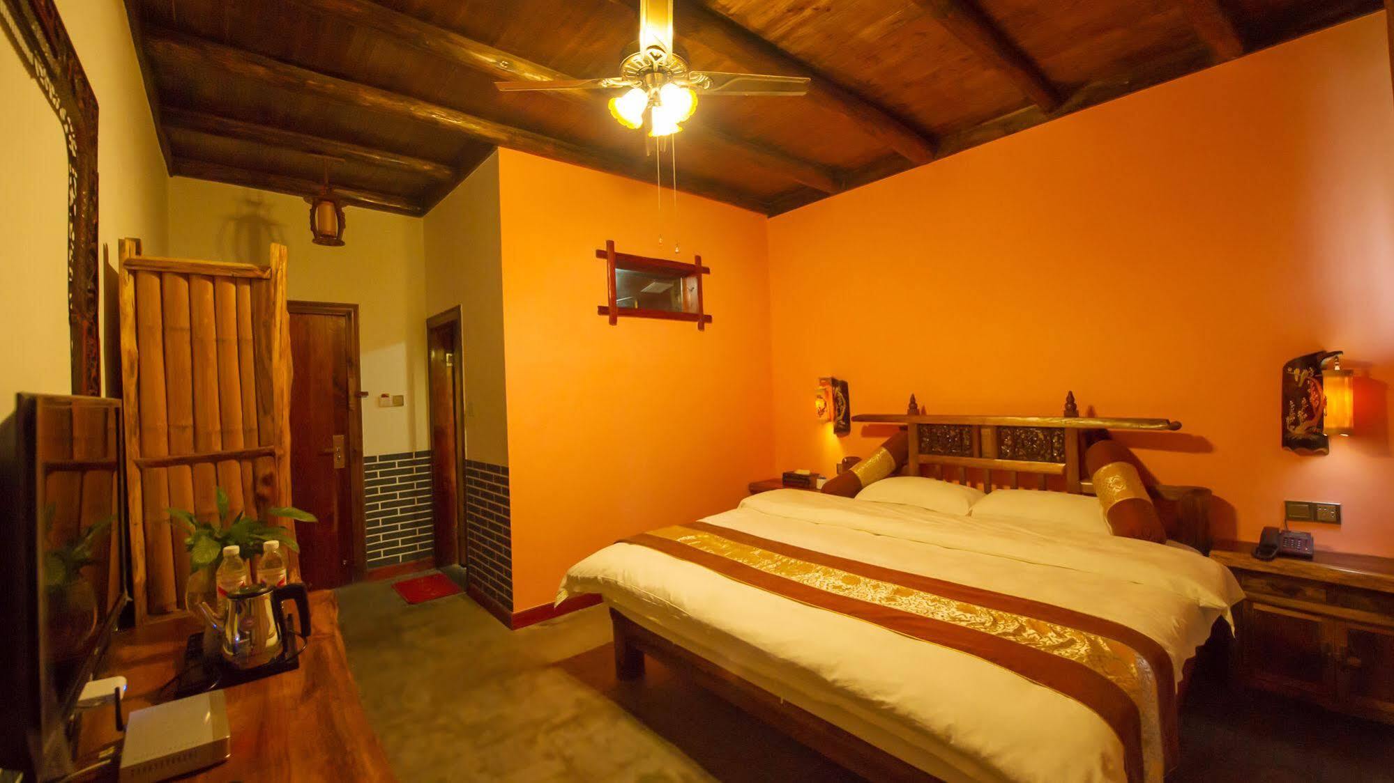 Отель Yangshuo Scenic Mountain Retreat Экстерьер фото